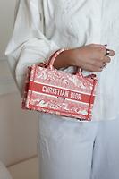 Mini sac Dior Book Tote en tissu rose orange motif Toile de Jouy - Photo 4