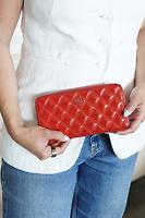 Portefeuille long Chanel en cuir verni rouge - Photo 2