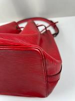 Sac épaule Noé PM Louis Vuitton en cuir épi rouge - Photo 10
