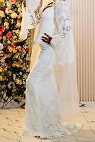 Robe sirène de mariage en dentelle blanche avec manches cloches (Taille basse) - Photo 2