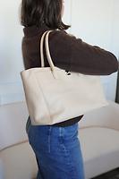 Sac cabas Chanel en cuir caviar grainé beige - Photo 3