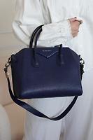 Sac à main Givenchy Antigona cuir bleu nuit - Photo 2