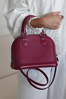 Sac Louis Vuitton Alma BB en cuir épi framboise - Photo 2