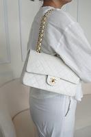 Sac Chanel Timeless vintage en cuir blanc 25 - Photo 2