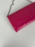 WOC petite chaine Dior en cuir verni rose - Photo 6