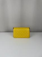 Sac Chanel bandoulière cuir jaune finitions dorées - Photo 6