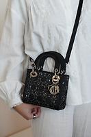 Sac bandoulière Mini sac Lady Dior en satin et strass - Photo 3