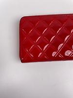 Portefeuille long Chanel en cuir verni rouge - Photo 8