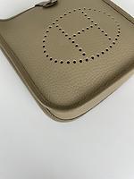 Sac Hermès Mini Evelyne TPM 16 en cuir beige marfa - Photo 9