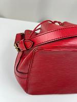 Sac épaule Noé PM Louis Vuitton en cuir épi rouge - Photo 7