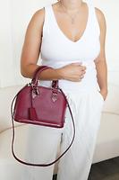 Sac Louis Vuitton Alma BB en cuir épi framboise - Photo 2