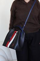 Sac Louis Vuitton Néo Noé en cuir épi noir - Photo 3
