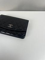 Sac bandoulière Chanel WOC en cuir verni noir - Photo 9