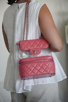 Sac Chanel Vanity Flap en cuir rose cuir et PVC pièce rare - Photo 2