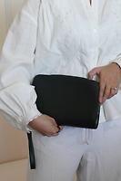 Pochette Louis Vuitton en cuir Taïga vert - Photo 2