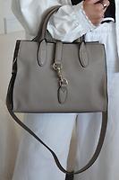 Sac cabas souple Jackie en cuir taupe Gucci - Photo 2