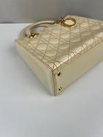 Sac Lady Dior taille medium cuir verni beige vintage - Photo 8
