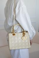 Sac Lady Dior taille medium cuir verni beige vintage - Photo 3