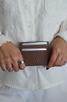Porte-cartes Dior en cuir grainé marron - Photo 2