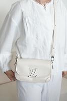 Sac bandoulière Louis Vuitton Bucci cuir épi blanc crème quartz - Photo 2