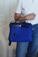 Herbag 31 Hermès en cuir et toile tissu bleu - Photo 4