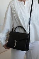 Sac Cassandra Saint Laurent en cuir noir embossé - Photo 3