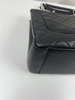 Sac cabas Chanel en cuir grainé noir - Photo 10