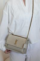 Sac bandoulière Saint Laurent Sunset medium en daim et cuir beige - Photo 3