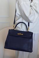 Sac Hermès Kelly 32 en cuir Togo bleu de Prusse retourné - Photo 3