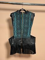 Gilet en cuir et pagne tissé  - Photo 3