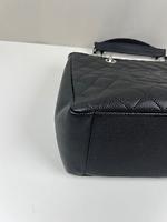 Sac cabas Chanel en cuir grainé noir - Photo 8