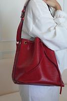 Sac épaule Noé PM Louis Vuitton en cuir épi rouge - Photo 2