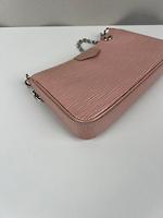 Sac Louis Vuitton Easy Pouch On Strap cuir épi rose - Photo 9