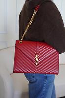 Saint Laurent sac Enveloppe en cuir rouge - Photo 2