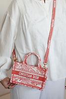 Mini sac Dior Book Tote en tissu rose orange motif Toile de Jouy - Photo 3