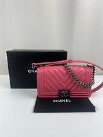 Sac Chanel Boy taille moyen cuir rose chevrons - Photo 4
