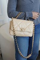 Sac Chanel 19 beige bijouterie dorée - Photo 3