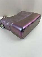 Chanel Gabrielle en cuir violet irisé de taille moyenne - Photo 9