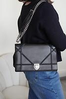 Sac bandoulière Dior Diorama en cuir noir - Photo 3