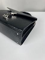 Sac Cassandra Saint Laurent en cuir noir embossé - Photo 10