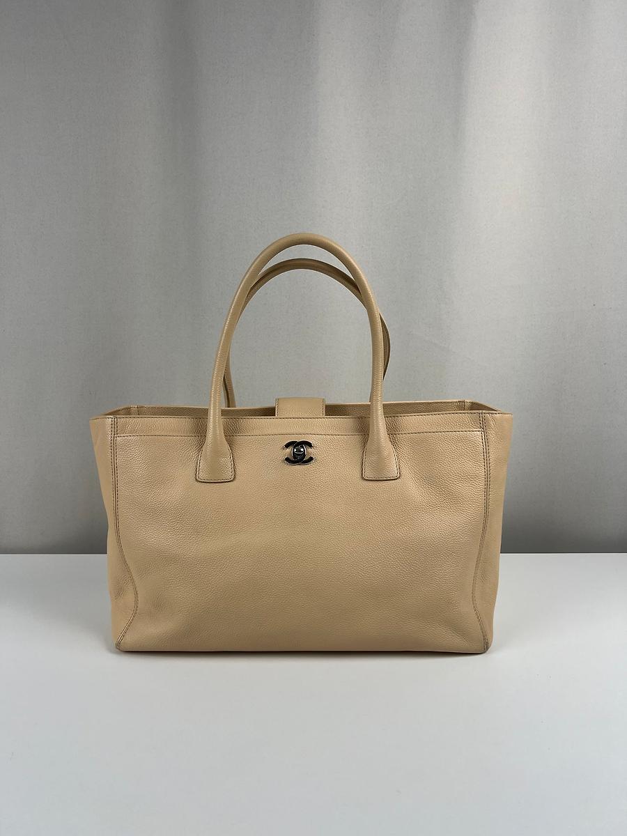 Sac cabas Chanel en cuir caviar grainé beige