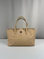 Sac cabas Chanel en cuir caviar grainé beige - Photo 1