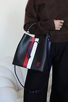 Sac Louis Vuitton Néo Noé en cuir épi noir - Photo 2