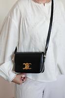 Sac bandoulière Céline Triomphe teen en cuir noir - Photo 2