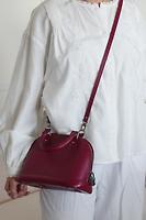 Sac Louis Vuitton Alma BB en cuir épi framboise - Photo 3