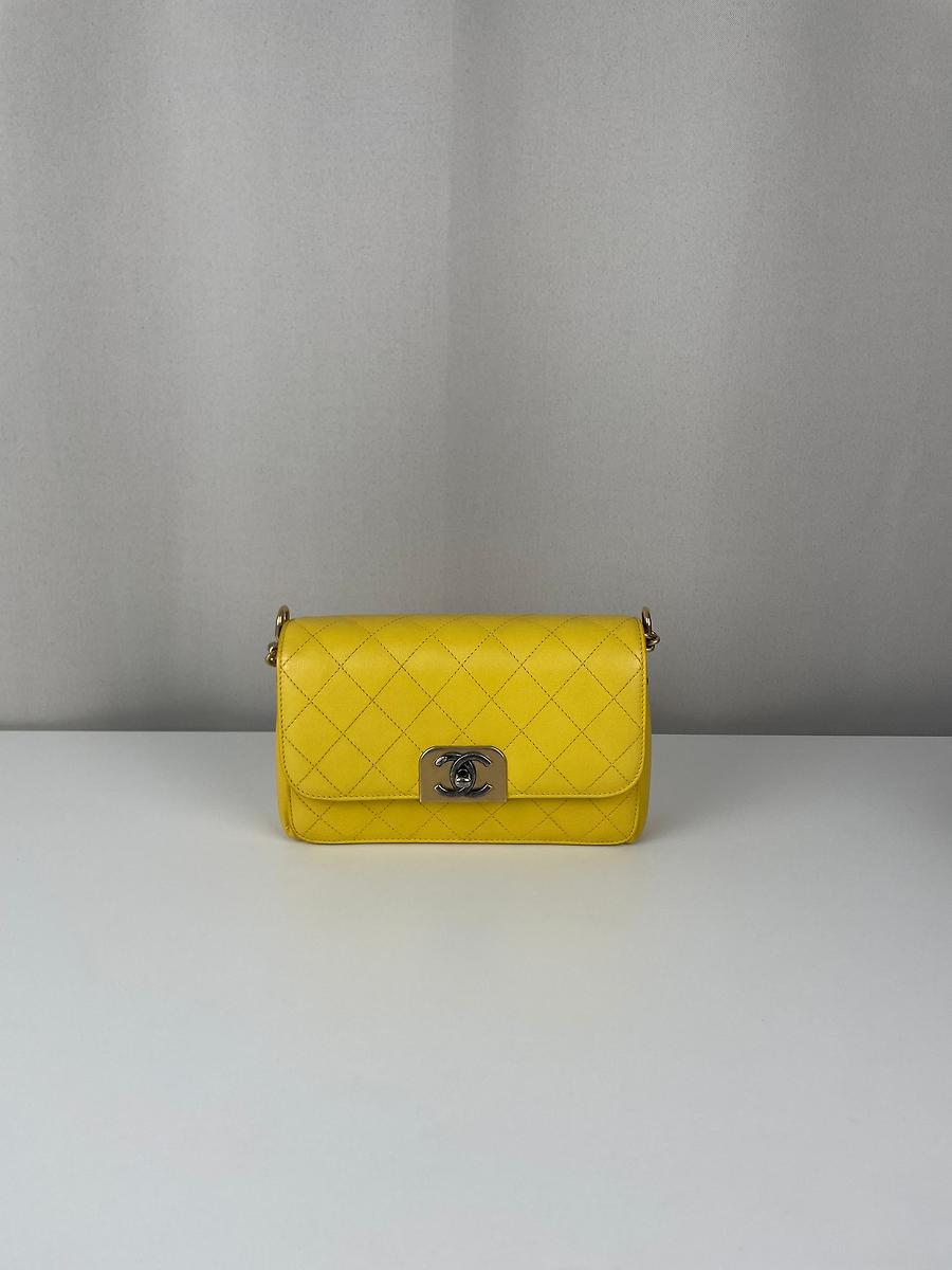 Sac Chanel bandoulière cuir jaune finitions dorées