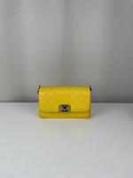 Sac Chanel bandoulière cuir jaune finitions dorées - Photo 1