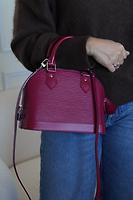 Sac bandoulière Alma BB Louis Vuitton en cuir épi framboise - Photo 3