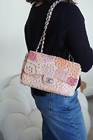 Chanel Timeless 25 édition limitée fleur en cuir et tissu crochet rose - Photo 2