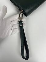 Pochette Louis Vuitton en cuir Taïga vert - Photo 8